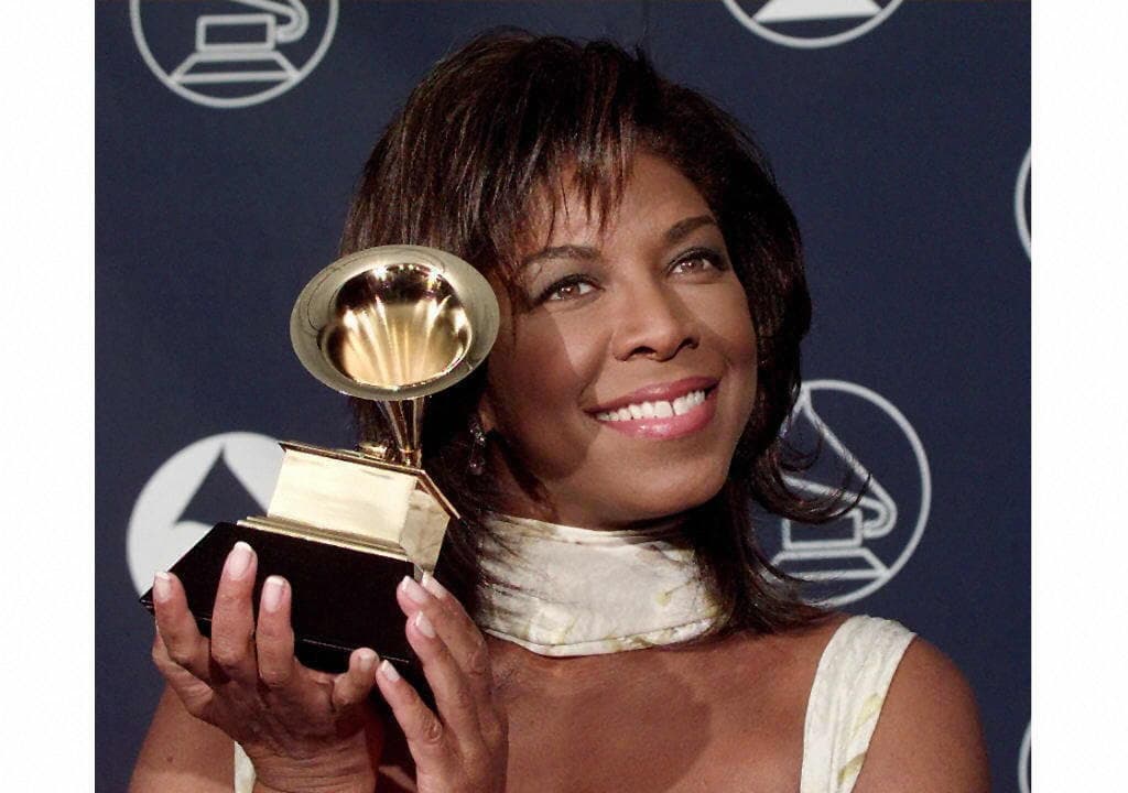 Natalie Cole fue receptora del riñón de un fan en 2009, luego de que la cantante ingresara a la lista de espera para recibir un trasplante por padecer hepatitis C.