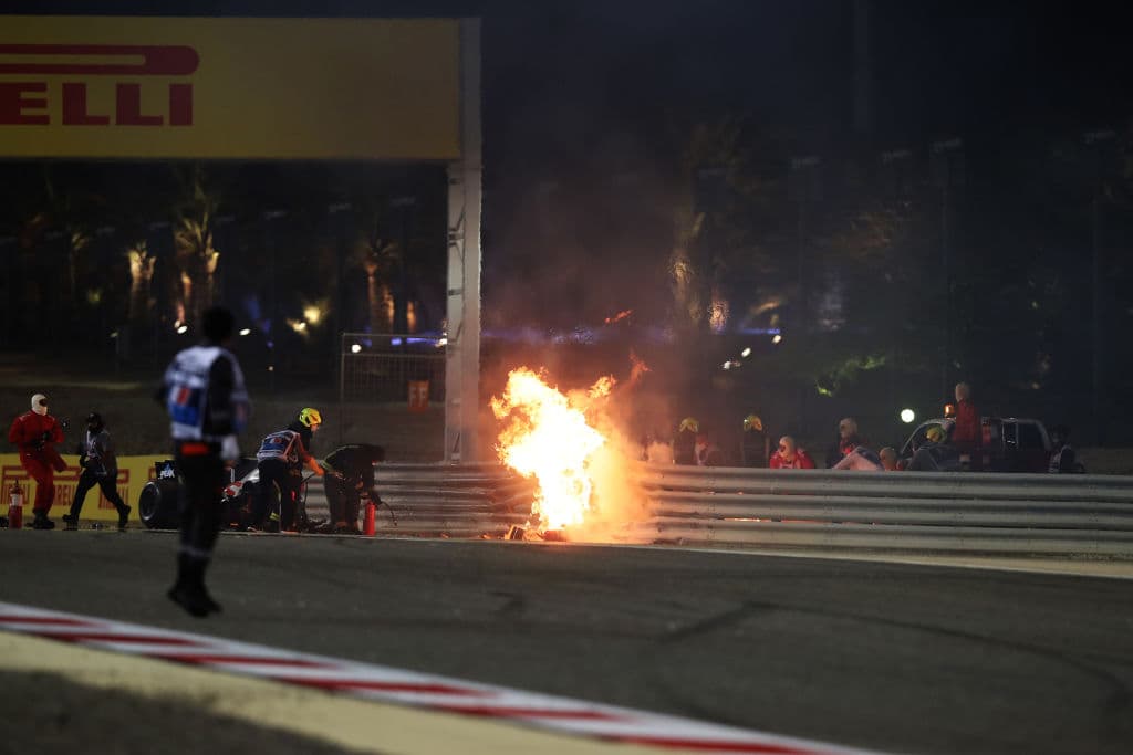 Romain Grosjean perdió el control de su monoplaza tras rozar su llanta con otro piloto y se impactó con una barda. El piloto francés logró salir ileso de su auto en llamas con leves quemaduras en manos y pies durante el Gran Premio de Barein en la Formula 1.