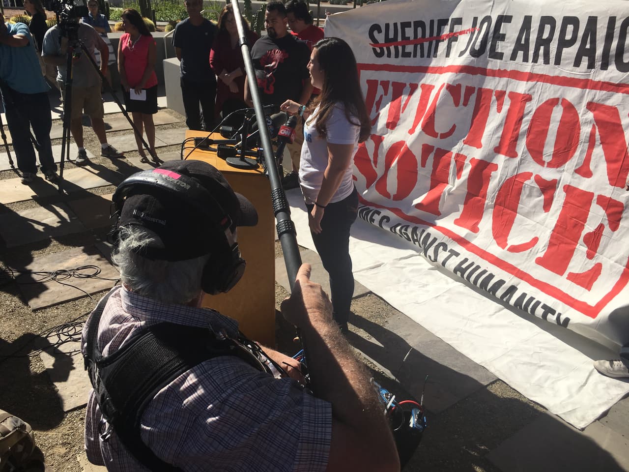 Activistas celebran a las afueras de la oficina del sheriff del condado Maricopa Joe Arpaio quien perdió anoche las elecciones