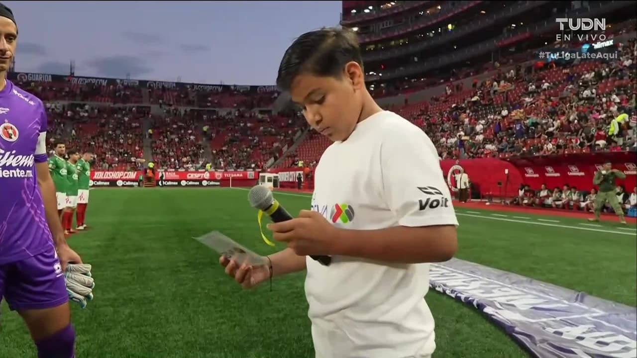 ¡No puede ser! ¡Niño del protocolo pasa al frente y se le apaga el micrófono!