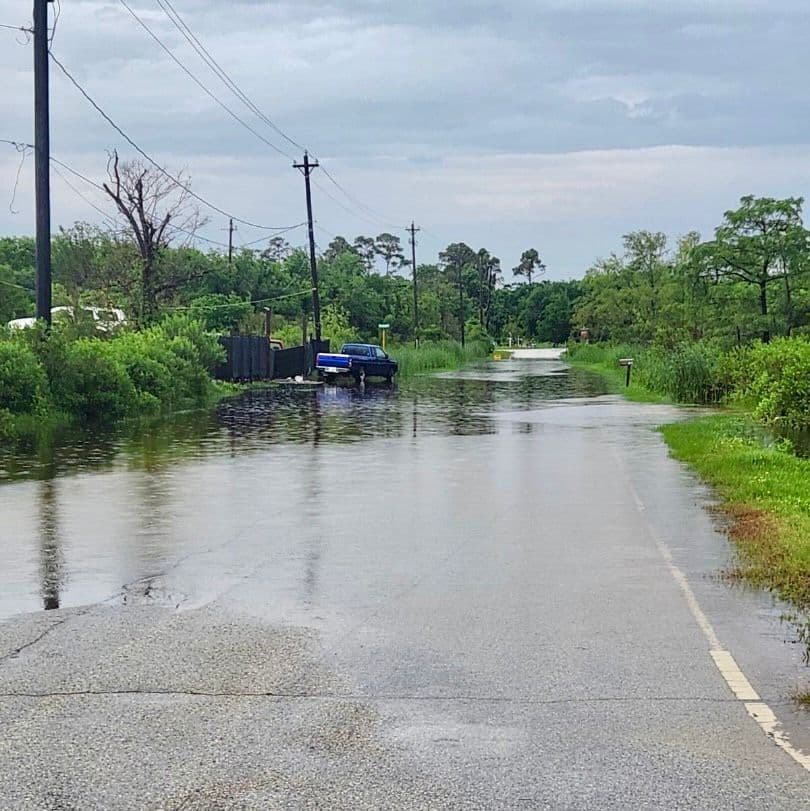 El meteorólogo del condado Harris, Jeff Lindner, advirtió que peligrosas inundaciones están en progreso
<b>y empeorando en el East Fork del río San Jacinto con rescates de agua en progreso</b>.
<br>