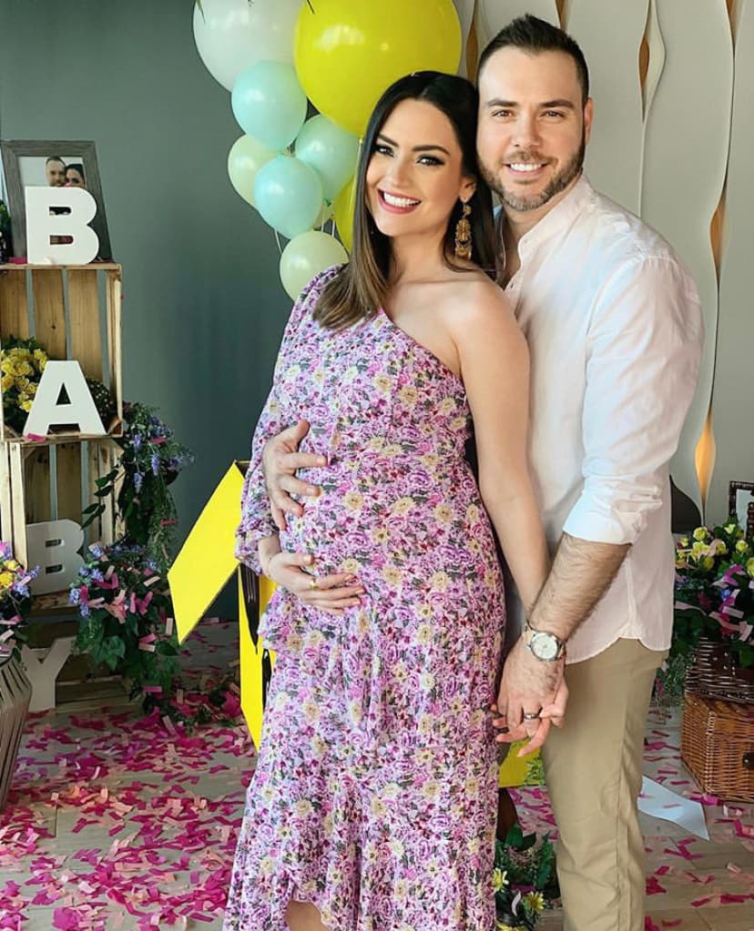 Ya con la pandemia del 
<a href="https://www.univision.com/temas/coronavirus">coronavirus</a> instalada en el mundo, Michelle compartió esta foto el día del esposo para agradecerle a Fernando todo su apoyo, mientras la bebé crecía dentro de su vientre. 
<b>"Me encanta el hombre con el que comparto mi vida y esta cuarentena, un ser lleno de luz, de bondad y de amor", apuntó nuestra periodista. </b>
