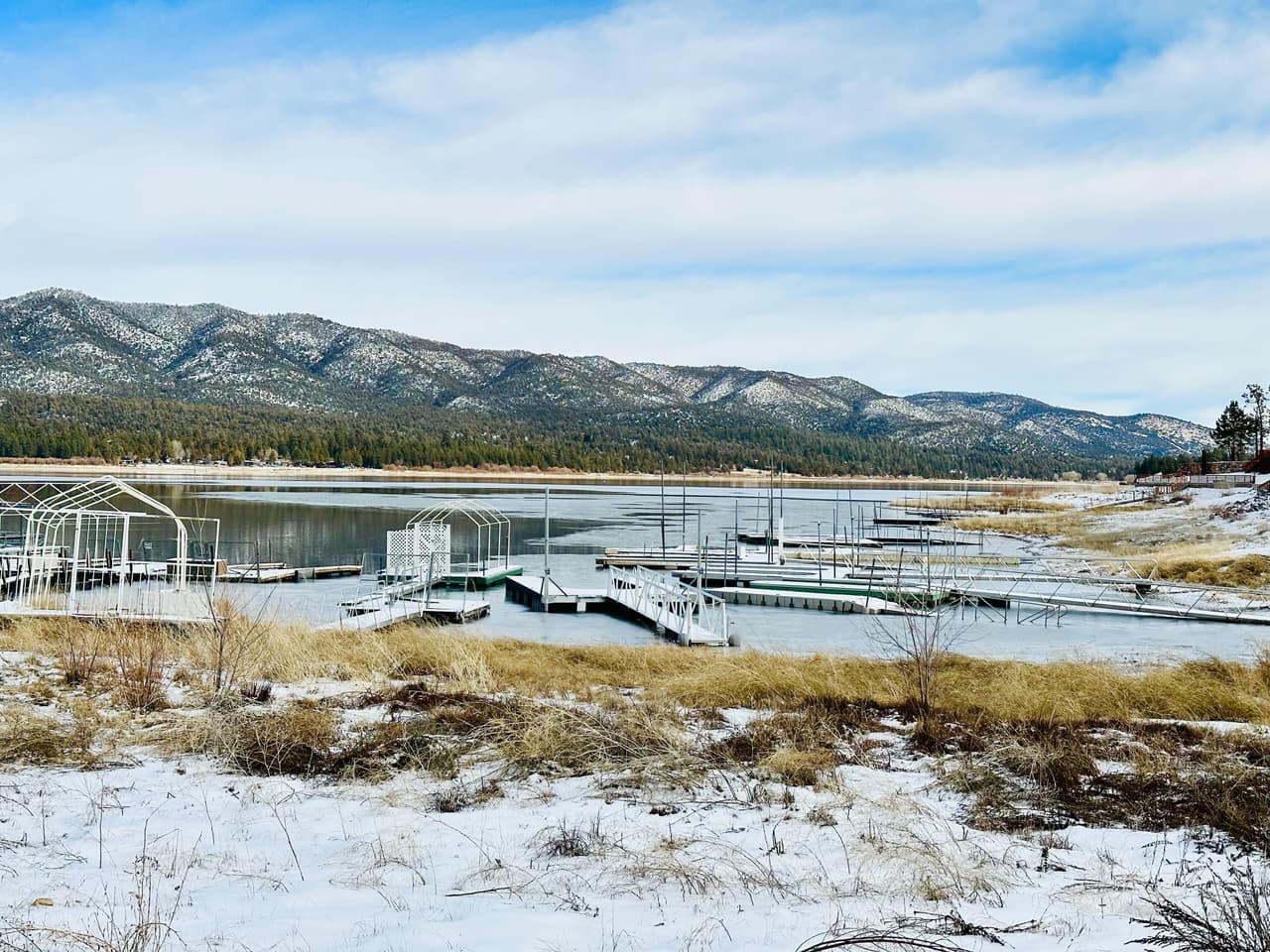 Las hermosas vistas de invierno ofrecen una terapia de paz mientras se recorre los paisajes del lago combinado con los bosques, pero la principal atracción del verano en el lago Big Bear es la pesca y nadar así como otros deportes acuáticos.
<br>