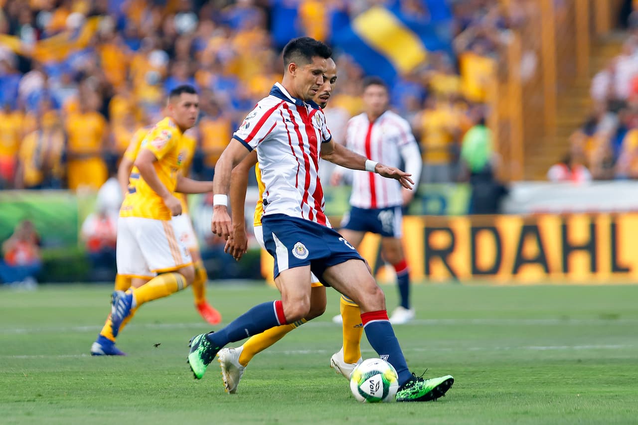 El juego se disputaba con intensidad en el centro del campo y los equipos estaban lejos de la anotación.