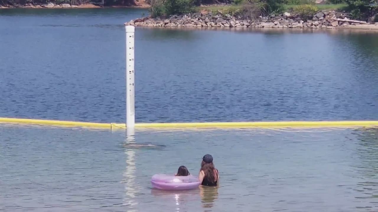 Los casos han ocurrido casi uno tras otro este año. El 22 de agosto, las autoridades confirmaron que 
<a href="https://www.univision.com/local/atlanta-wuvg/joven-murio-ahogado-lago-lanier-brayan-tarasona">un joven de 22 años murió ahogado en el lago Lanier</a>
<b>. </b> La víctima fue identificada como 
<b>Brayan Tarasona, de Lawrenceville. </b>Brayan y dos de sus amigos estaban nadando cuando trató de regresar a la orilla y se hundió. El equipo de rescate llegó y lo localizó.