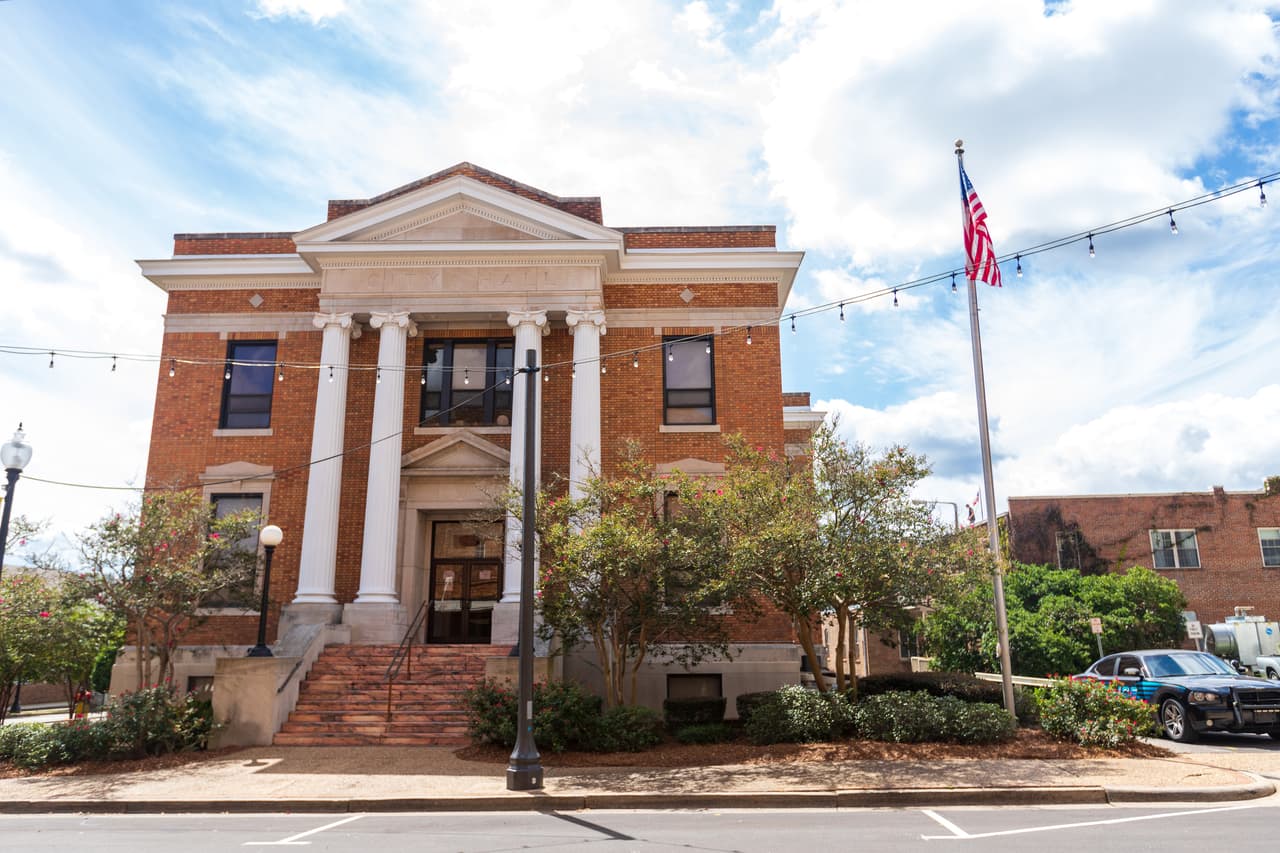 <b>Puesto 9. Hattiesburg, MIssissippi. </b>
<br>
<br>Salario promedio en 2019: 29,520 dólares al año. 
<br>
<br>Empleo con más concentración: operadores de equipos de explotación forestal (6.0 veces más común que en el resto del país).
<br>
<br>Salario promedio anual de estos empleados: 39,090 dólares (salario promedio nacional: 41,440).
<br>
<br>Los dos sectores más importantes del mercado laboral de Hattiesburg son el comercio, el transporte, los servicios públicos y los servicios de educación y salud.
<br>