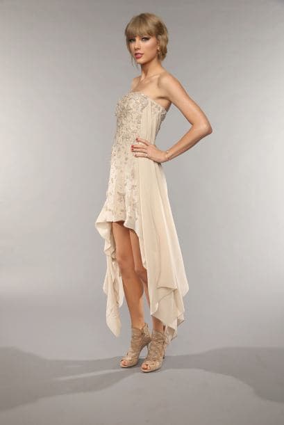 Taylor destaca por su belleza con tonos claros, obscuros, tornasol, incluso, beige.