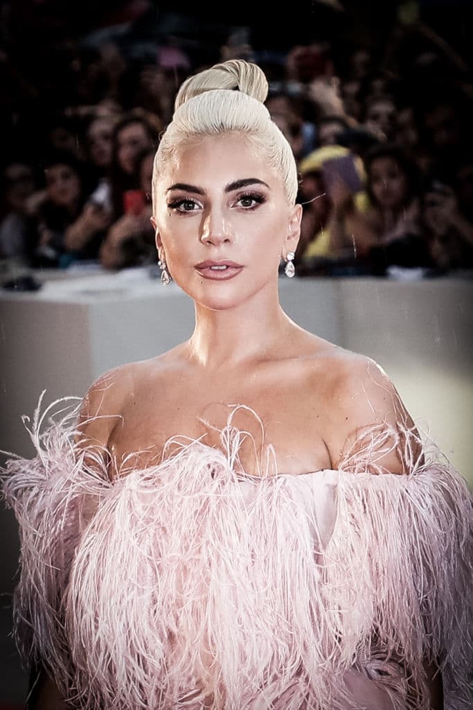 <b>Lady Gaga</b>: en la escuela se burlaban de ella y en varias entrevistas ha revelado que tenía más curvas que el resto de sus compañeras, sufría de sobrepeso y se reían de ella por tener una nariz grande.