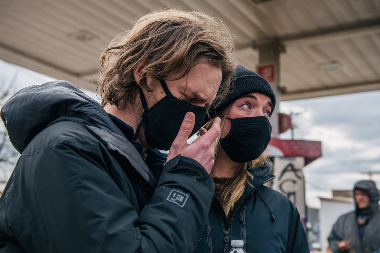 Dos jóvenes lloran en Minneapolis.