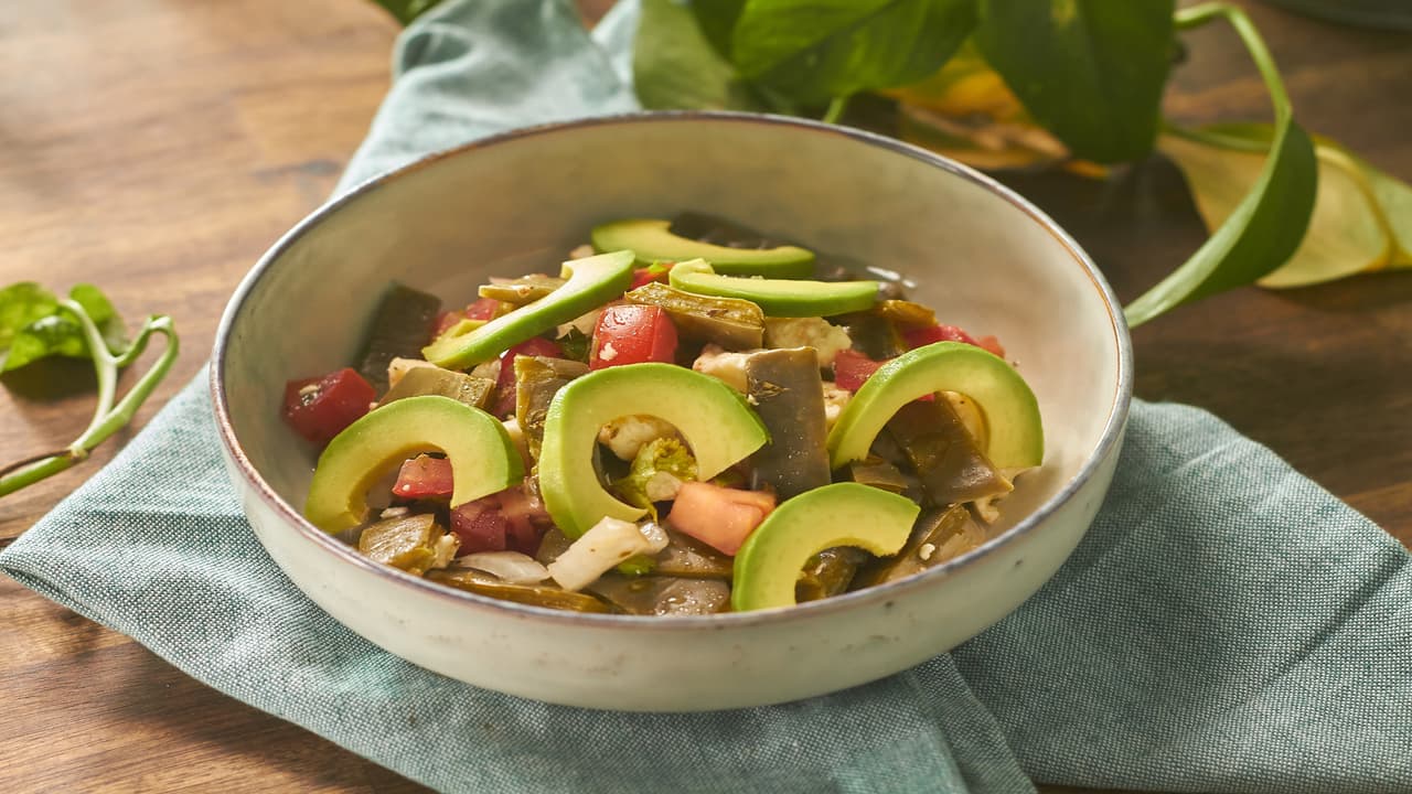 Ensalada de nopal con aguacate