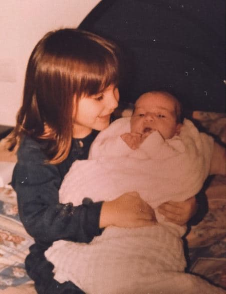 No obstante, se trata de su hermana y para evitar confusiones la famosa después compartió esta foto de ambas sacada del álbum familiar. De hecho, el nombre completo de la estrella de 'Élite' es Claudia Calvo Salas, sólo que artísticamente lo acortó quitando su primer apellido.