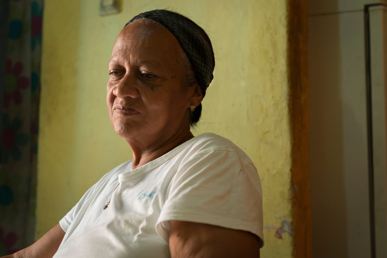 María Miñango tiene 60 años y tiene que levantarse de madrugada para hacer cola y tratar de conseguir comida para su numerosa familia.