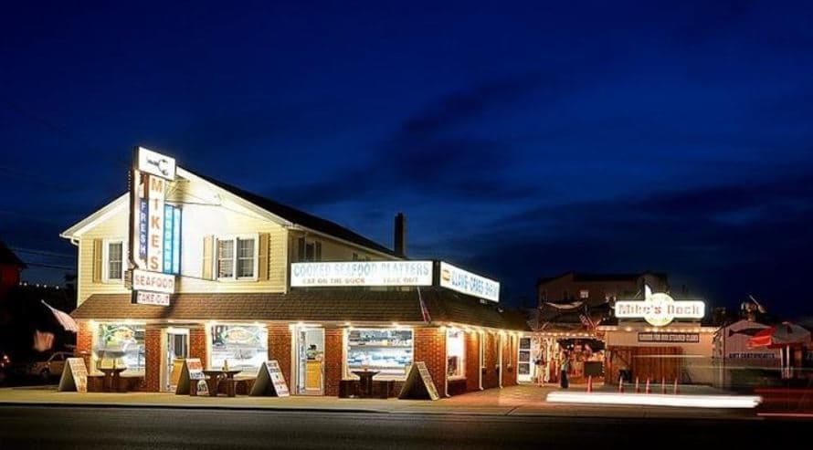 <b>Mike’s Sea Food: </b>El lugar de Sea Isle City ofrece una experiencia culinaria más discreta que Polpo. El restaurante y mercado de pescado de 108 años ha sido una tradición en la costa durante generaciones. 📍
<a href="https://www.google.com/maps/place/Mike's+Seafood+-+Sea+Isle+City,+NJ/@39.1561168,-74.695709,15z/data=!4m5!3m4!1s0x0:0x4f5daf3eb23e8c20!8m2!3d39.1561168!4d-74.695709" target="_blank">4222 Park Rd., Sea Isle City</a>
<br>