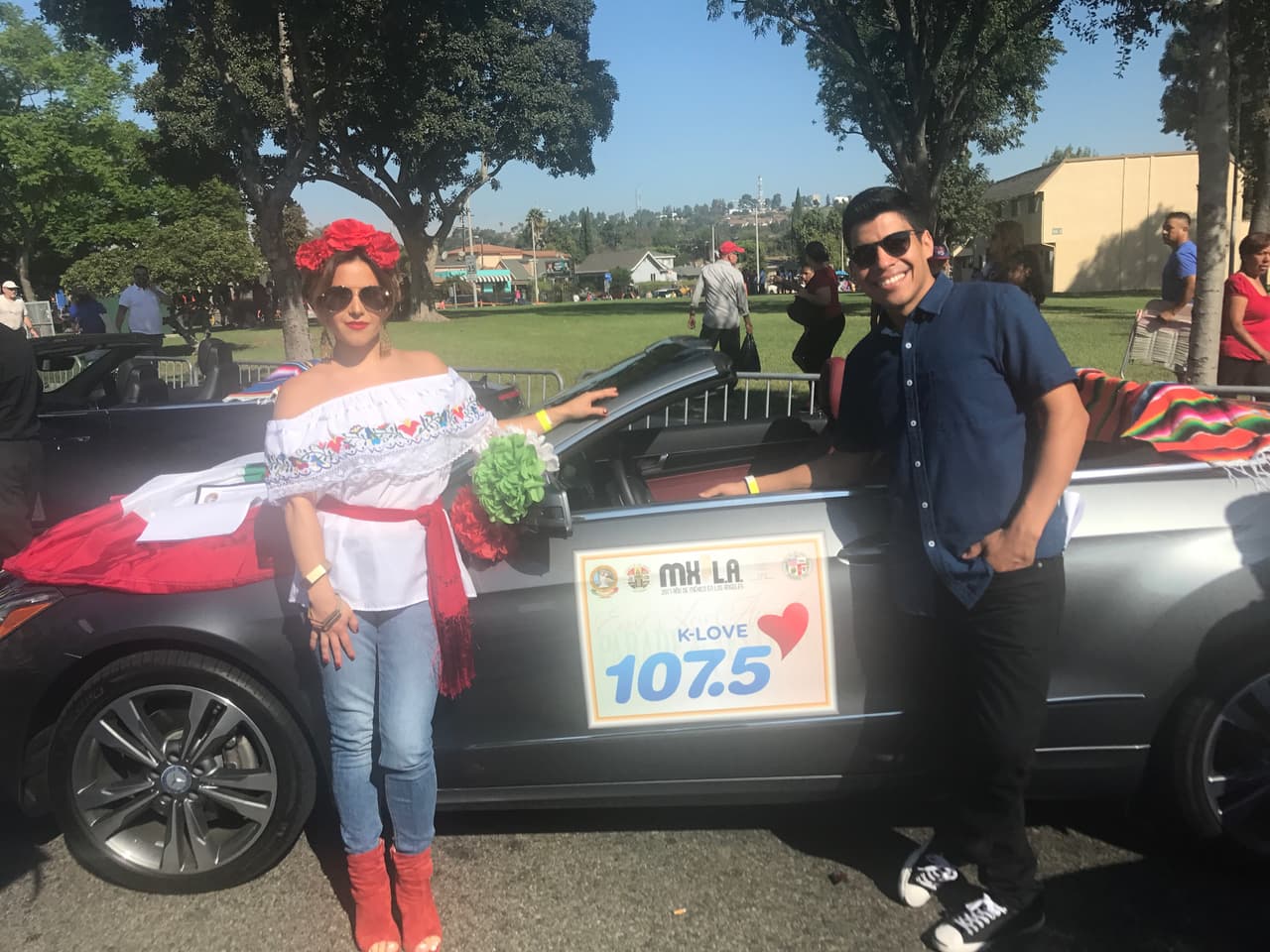 Erika Reyna acompañó a otros locutores y talentos de Univision durante una caravana para celebrar las 'Fiestas Patrias' en el sur de California.