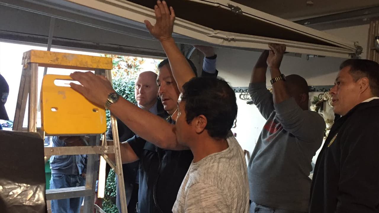 El jefe del Departamento de Policía, Arturo Acevedo trabajó con residentes que vieron afectadas sus viviendas.