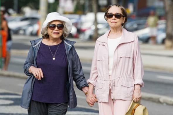 Las actrices Nathalia Timberg y Fernanda Montenegro interpretaron a una pareja gay que tenía una relación estable y cariñosa. Este romance generó protestas por parte del Frente Parlamentario Evangélico, grupo formado por senadores y diputados federales que defiende los intereses de iglesias evangélicas brasileñas, y hubo un llamado a boicotear la telenovela y sus patrocinadores, según información de BBC Mundo.