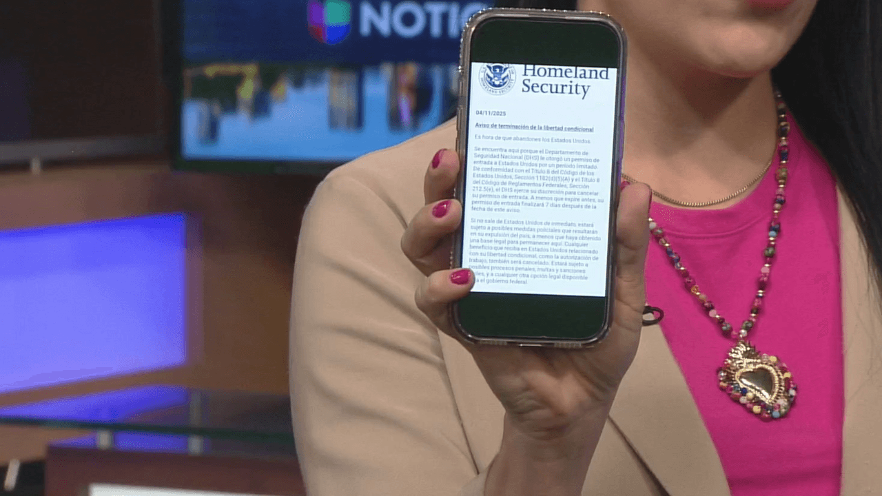 Algunos inmigrantes en Texas notificaron que recibieron durante la madrugada del 11 de abril
<b> una carta por email en la que el Departamento de Seguridad Nacional (DHS, por sus siglas en inglés) supuestamente les pide salir “inmediatamente”</b> de Estados Unidos por la terminación de un parole.