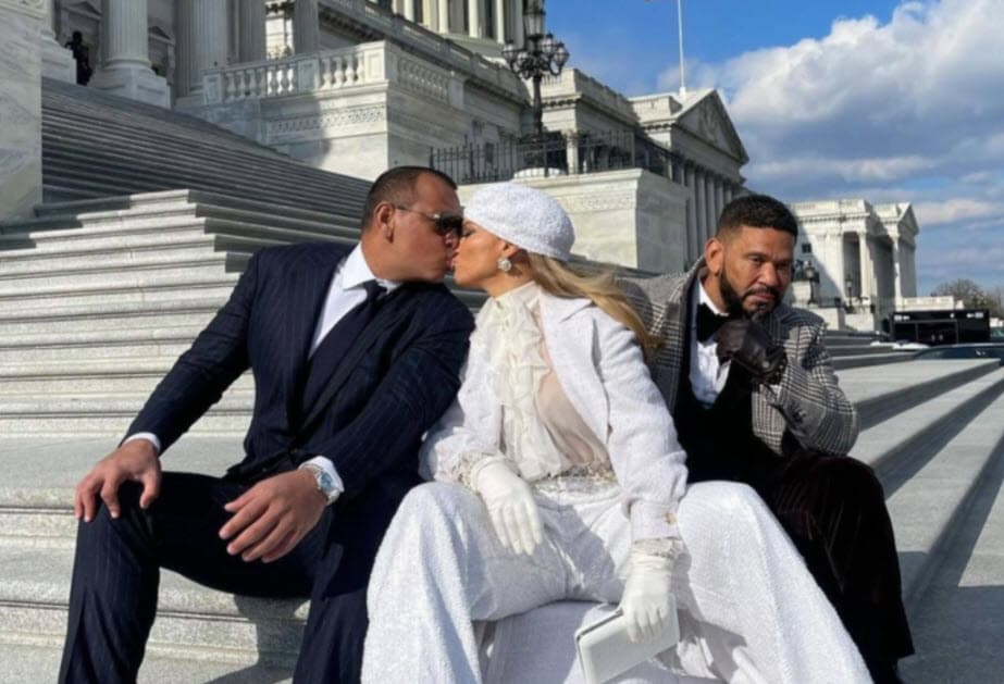 Fotos como la aquí mostrada, tomada en enero pasado cuando la cantante 
<b><a href="https://www.univision.com/famosos/esto-fue-lo-que-dijo-jennifer-lopez-en-la-investidura-de-joe-biden-mientras-a-rod-le-guardaba-la-silla-video" target="_blank">asistió con el expelotero a la toma de posesión del actual presidente de EEUU</a></b>, Joe Biden, dijeron adiós. 
<br>