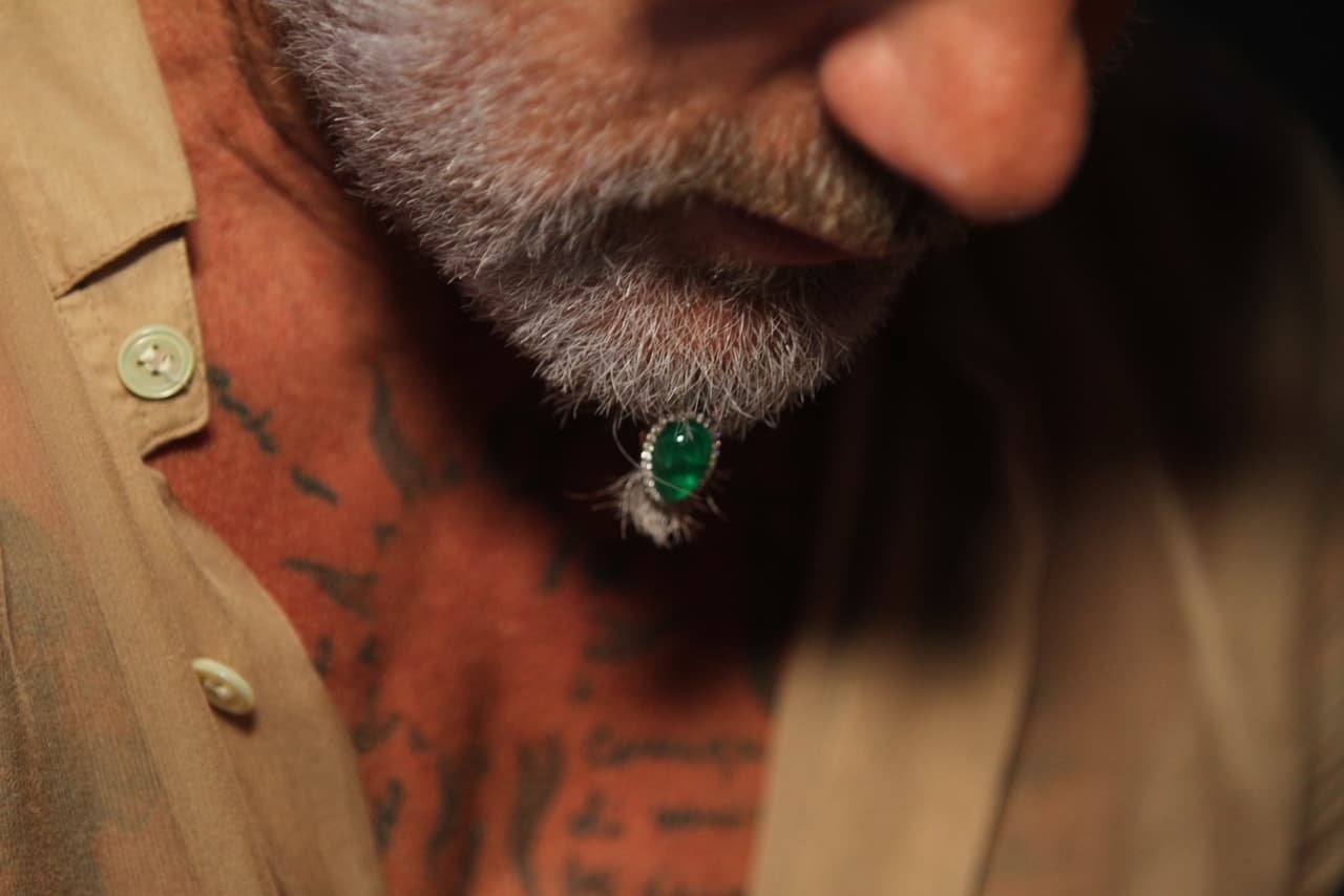 Además, agregó una pequeña piedra en tono esmeralda en su barba.