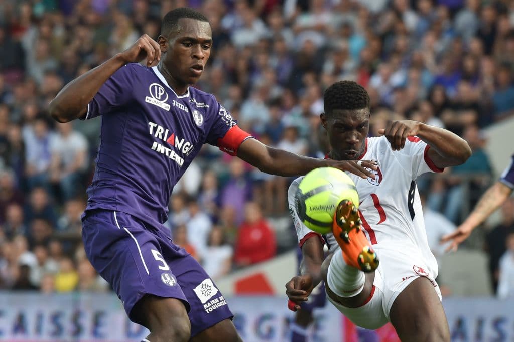 Dicen que Issa Diop (izq) está muy cerca de dejar al Toulouse de la Ligue 1 para fichar por el West Ham United, equipo que pagaría por el francés hasta 25 millones de euros.