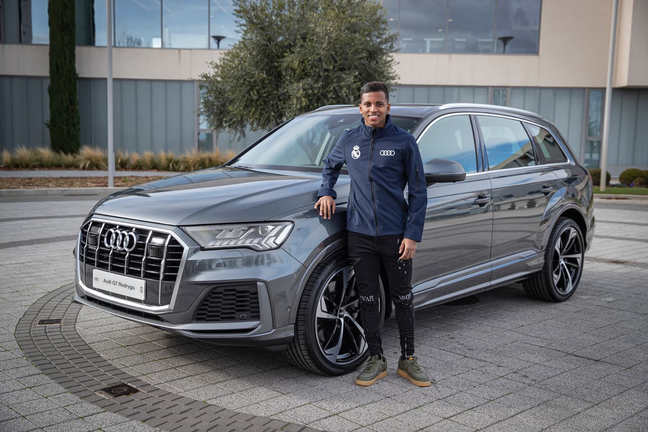 Otra de las joyas del Real Madrid, 
<b>Rodrygo Goes</b>, conducirá a partir de ahora una Audi Q7 50 TDI de color Gris Daytona.