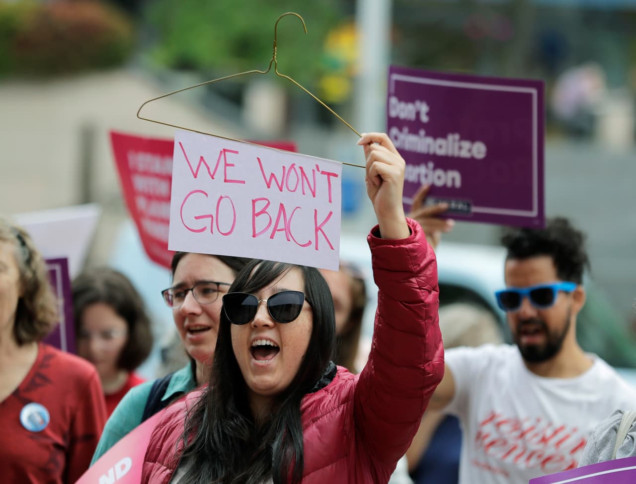 <b>“No volveremos atrás”,</b> se lee en este cartel de una manifestante en 
<b>Seattle, Washington.</b> Hace referencia al derecho al aborto, que es legal en EEUU desde 1973, pero que 
<b><a href="https://www.univision.com/noticias/abortos/el-derecho-al-aborto-en-eeuu-esta-en-peligro-con-la-partida-de-kennedy-de-la-corte-suprema">temen pueda ser penalizado si el Senado confirma a Kavanaugh</a></b> como magistrado de la Corte Suprema.