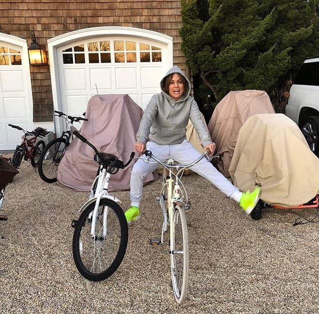 "Cuando éramos niños, los cumpleaños eran emocionantes porque se trataba de los regalos que recibiríamos", escribió el exbeisbolista en Instagram. "Un bate nuevo, zapatos de baile, tal vez un CD nuevo (¡sí, soy viejo!). Veo de primera mano cómo ha cambiado eso para Jennifer y cómo ha encontrado alegría en compartir con los demás".