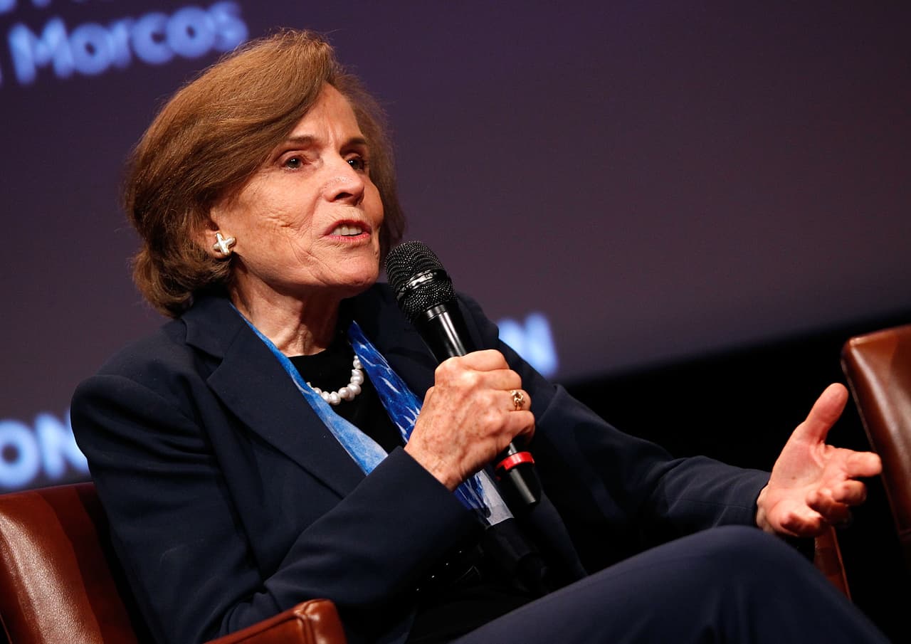 Sylvia Earle (1935 - ) es una bióloga marina que es reconocida internacionalmente como la defensora de nuestros océanos. Esta estadounidense exploradora de las profundidades ha liderado alrededor de 100 expediciones con más de 7,000 horas registradas bajo agua. También es autora de más de 200 publicaciones desde notas científicas hasta libros, sumando al aprendizaje del 'azul profundo'. Es exploradora de National Geographic desde 1998 y fue la primer Directora científica mujer de la NOAA. A sus 82 años continúa trabajando activamente dando charlas y creando documentales entre otras cosas a través de su fundación Mission Blue.