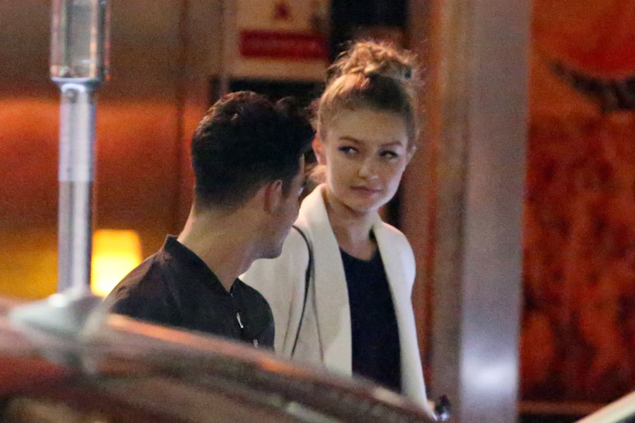 Al caer el sol se quedaron solitos, solitos.