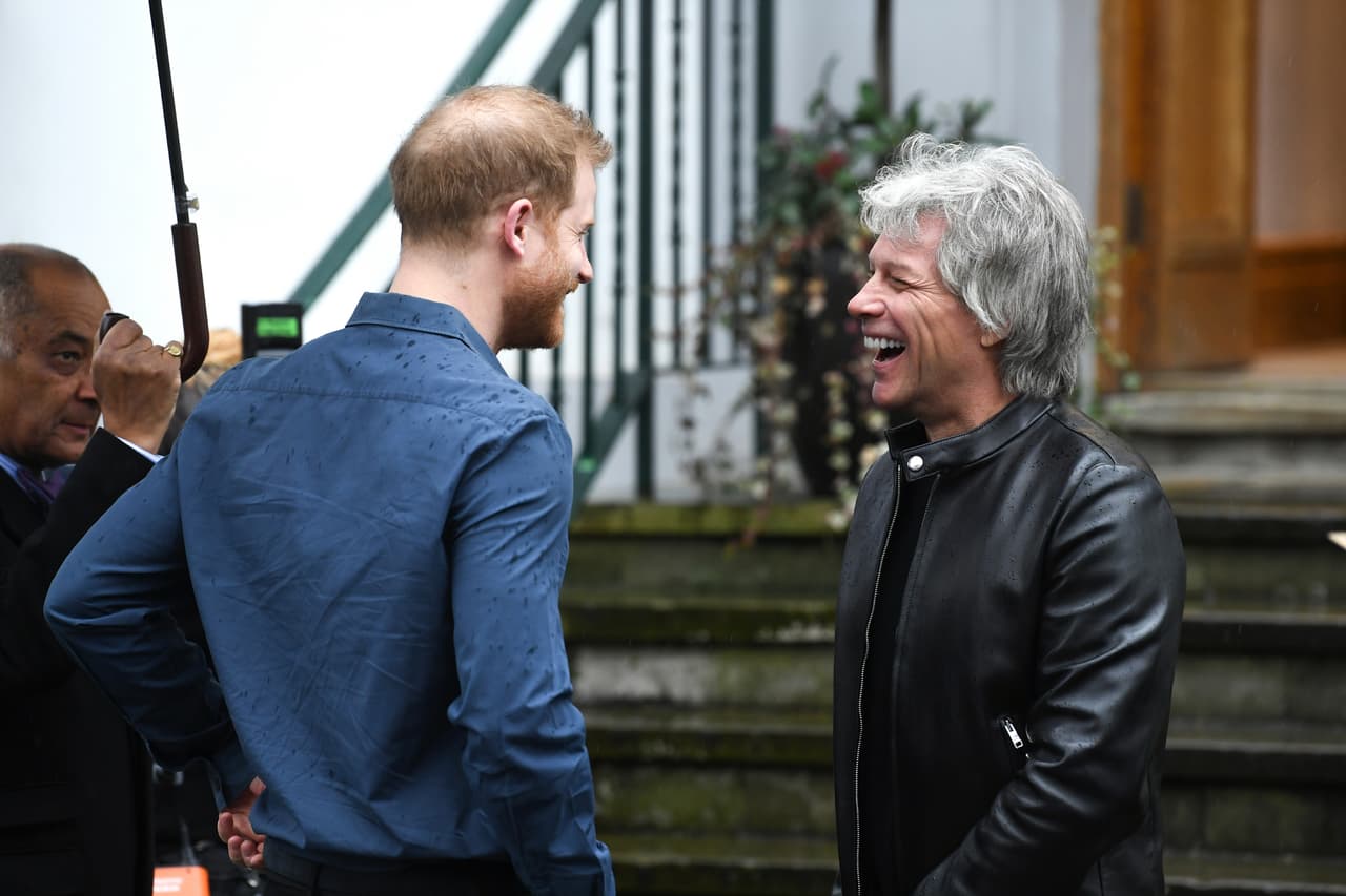 En los mismos estudios que la legendaria banda británica los Beatles utilizaron para grabar 11 producciones, Harry y el roquero estadounidense se sumaron al coro de los Invictus Games para darle un toque diferente a 'Unbroken'.