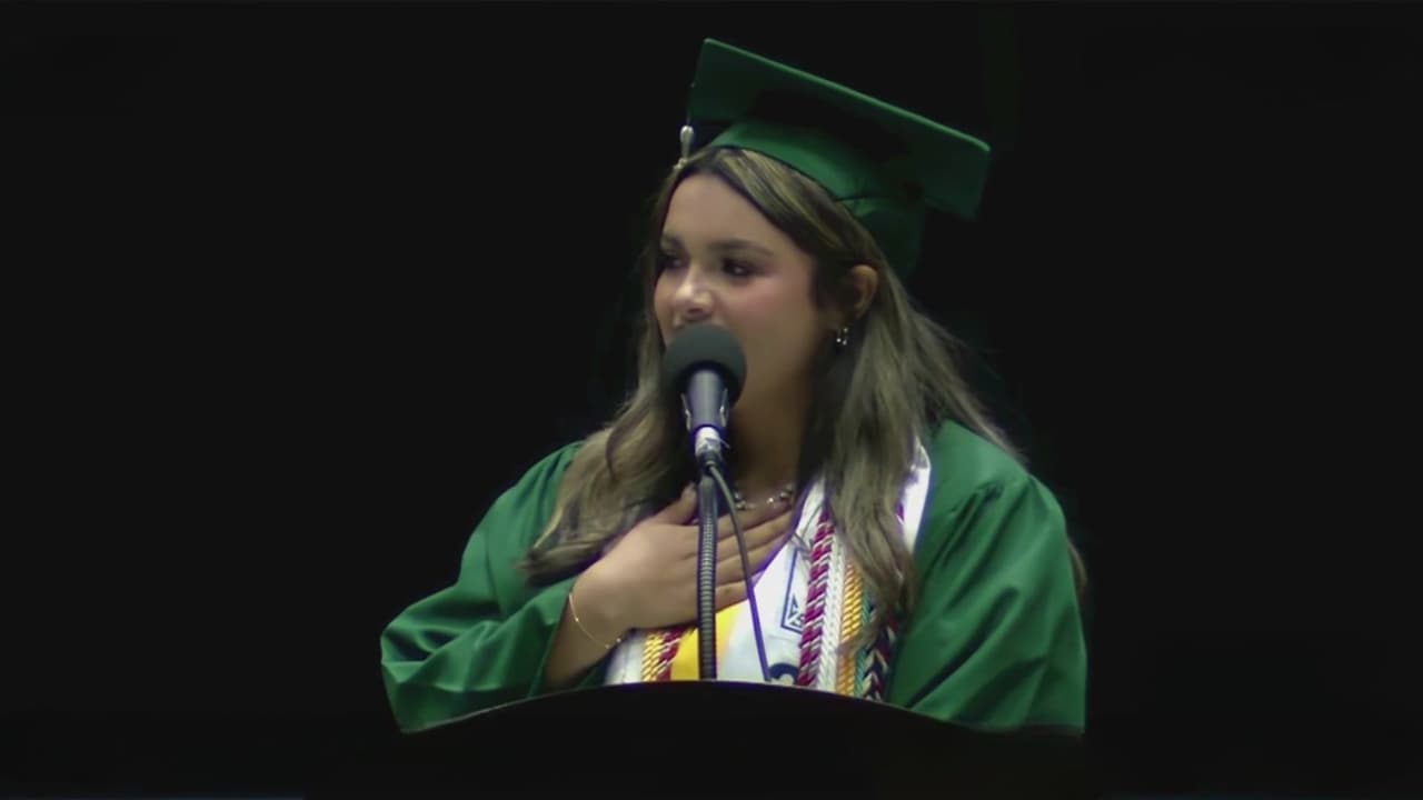 Valedictorian hispana, que dedicó su discurso de graduación a sus padres, logra beca completa en Harvard