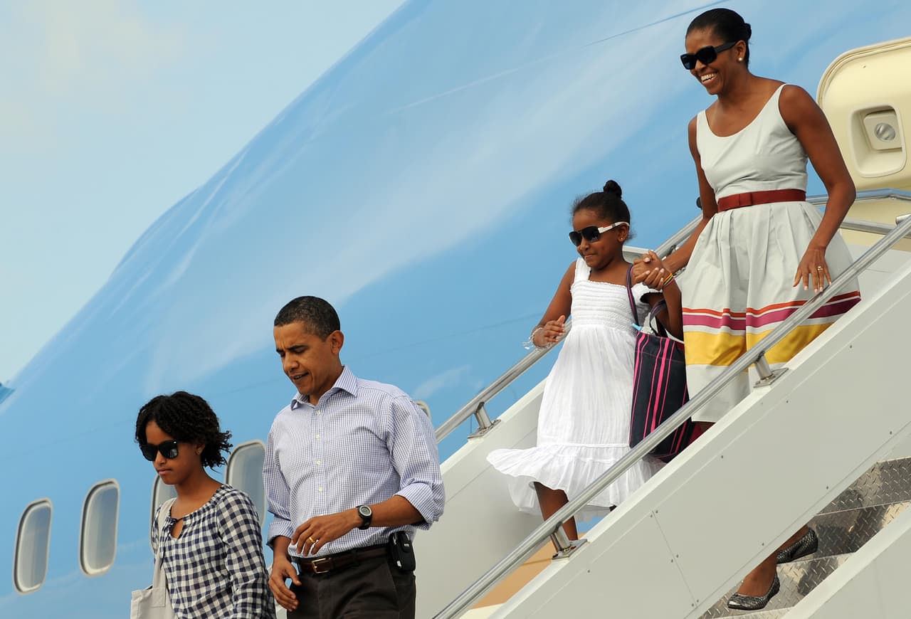 La familia Obama desembarca de Air Force One a su llegada a Martha's Vineyard en agosto de 2009