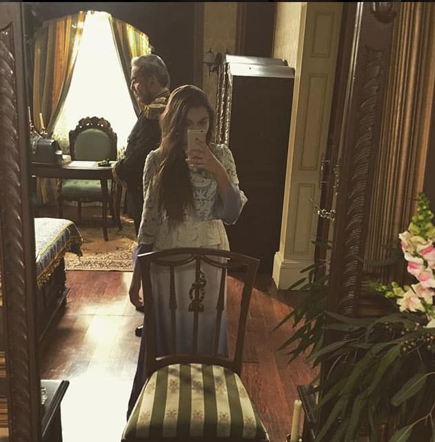 Todos aprovechan para presumir fotos sobre sus escenas, pues el vestuario y el set lo valen.