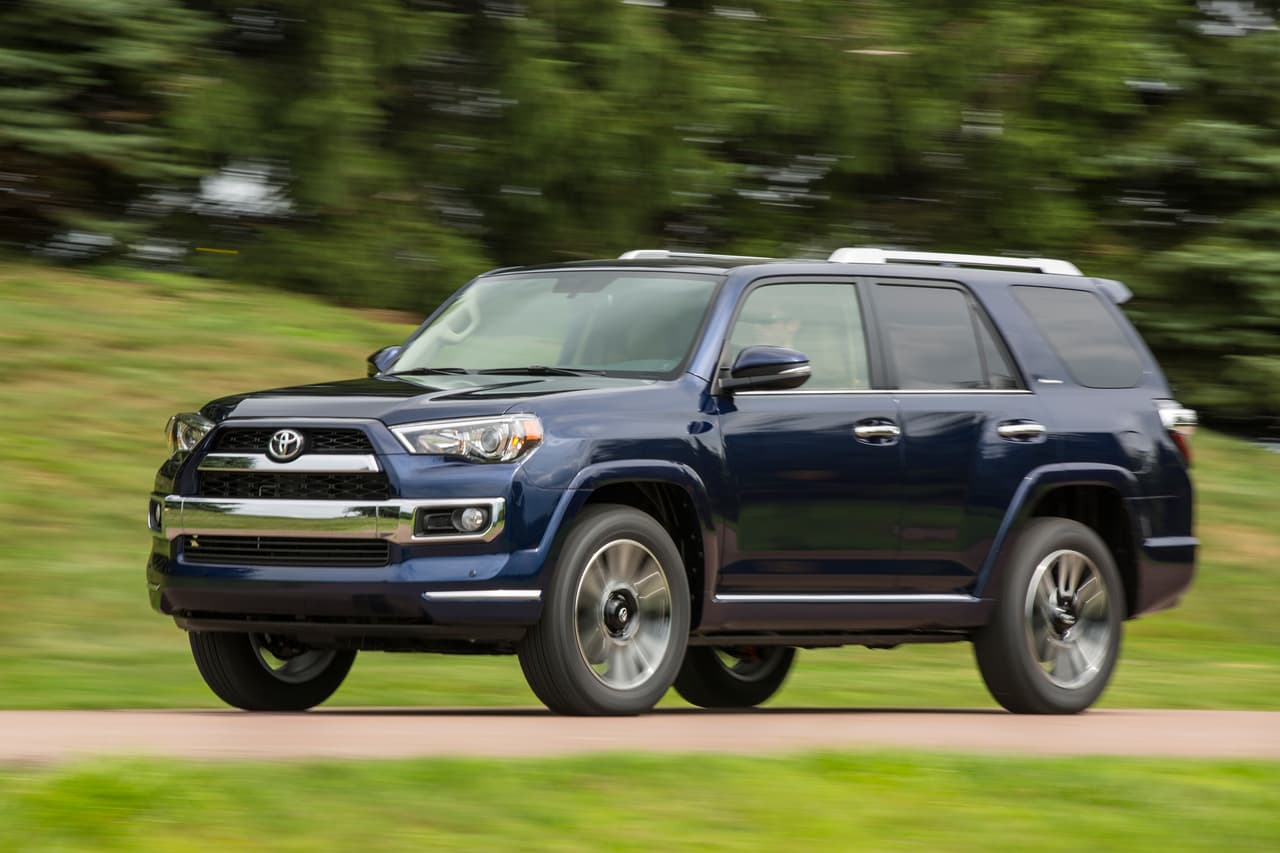 8.
<b>Toyota 4Runner</b>.
<br>
<br>La 4Runner es una de las todoterreno más capaces del mercado automotriz actual. Y claro está dos de las caracteristicas primordiales de los vehículos todoterreno son una excelente calidad de construcción y una gran durabilidad de sus componentes, lo que garantiza que con cuidados mínimos esta camioneta será prácticamente indetenible.