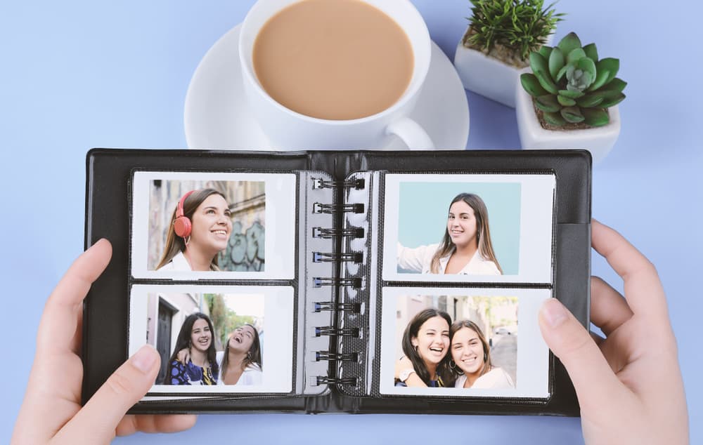 <b>Cáncer</b>
<br>La nostalgia te lleva siempre al pasado para evocar anécdotas y por eso recuerdas con melancolía a tus compañeros, especialmente de la escuela, tu mayo anhelo es volver a reunirlos, por eso eres la amiga de la infancia para todos, eres esa que está ahí siempre recordando esos buenos momentos, ellos siempre permanecen en tu corazón.
<br>