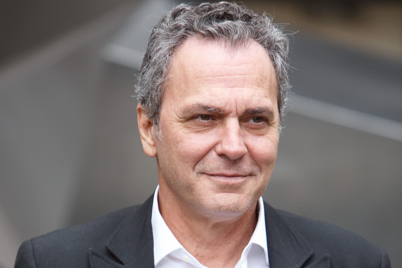 El reconocido actor español, ganador del Premio Goya, llega a la pantalla de UniMás en El Príncipe como el apuesto y veterano policía Fran ¿Dejarías que te capture?