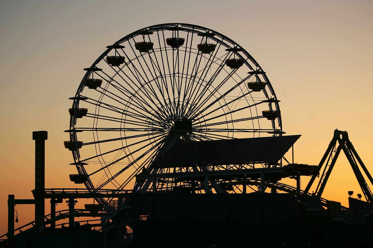 <h2 class="cms-H2-H2">1.- Pacific Park</h2>
<br> 
<br>Este parque es una gran opción si tienes considerado visitar Santa Mónica y conocer su famoso muelle. Disfruta de sus montañas rusas y de su rueda de la fortuna.
<br> 
<br>¿Cuánto vas a gastar? 
<b>La entrada cuesta $40 y el estacionamiento $15.</b>