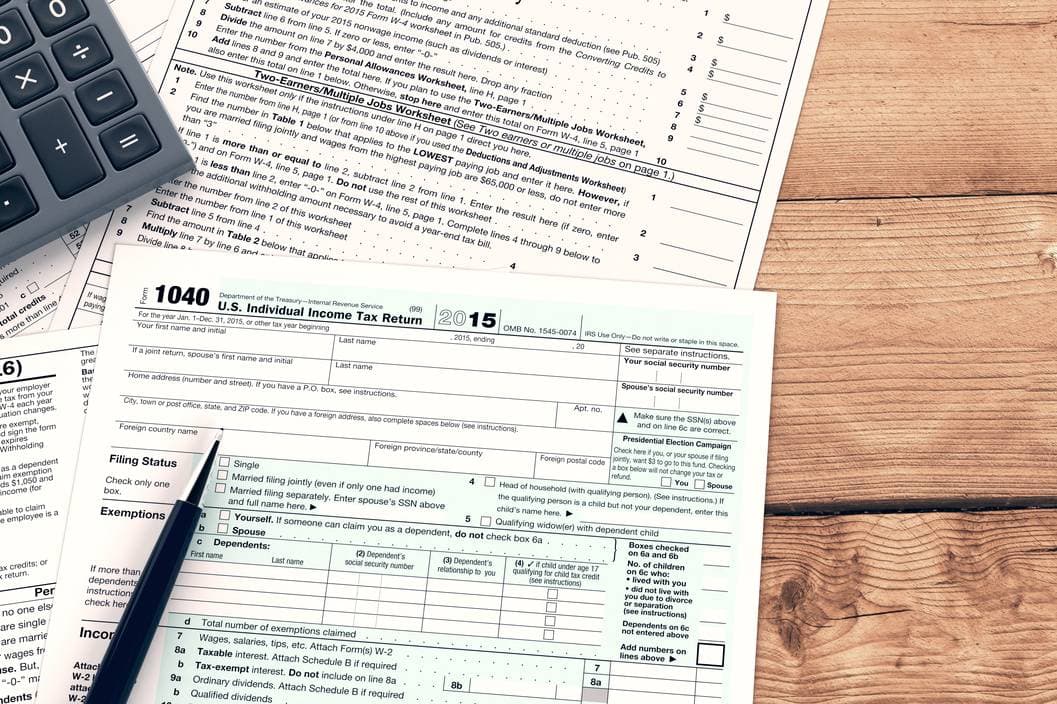 El detalle de estos ingresos se presentan en la forma de Salarios W-2, por empleo o negocio independiente, sueldos, propinas y otros salarios de empleados sujetos a la retención de California.