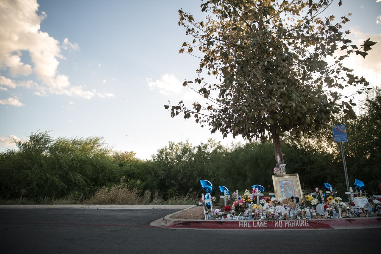 El lugar en el que fue iniciado este altar se encuentra justo a un lado de donde se estacionó el chofer del tráiler la madrugada del domingo. El estacionamiento se convirtió en una escena de terror después de que James Matthew Bradley Jr. abrió la compuerta trasera de la caja. Comenzaron a salir, casi desmayados, los indocumentados. Algunos huyeron, pero otros, convalecientes, fueron trasladados a siete de los hospitales más cercanos.