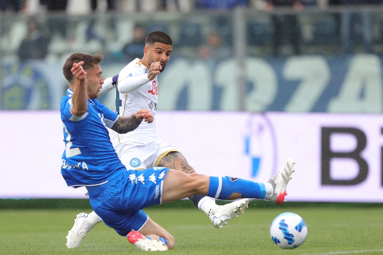 Hirving Lozano dio pase a gol, pero el Napoli se alejó de la lucha por el Scudetto con la épica remontada del Empoli para ganar 3-2 tras ir abajo 0-2 hasta los últimos 10 minutos en la Serie A.