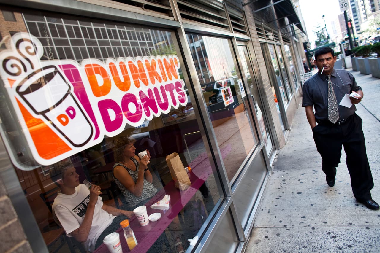 Por su parte, Dunkin Donuts obtuvo una F. A pesar de que no ha donado dinero a la NRA, la coalición antiarmas dijo que
<b>no han demandado acciones para la reforma</b> de las políticas de venta de armas y que debían ser más "coherentes" con su compromiso de " retribuir a los lugares donde vivimos" al ayudar a contruir comunidades más seguras.