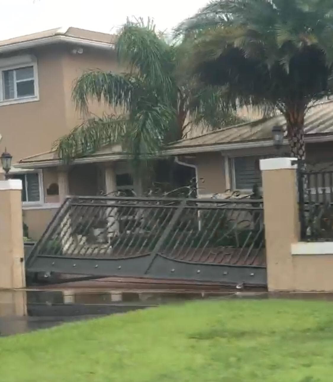Las cercas del agunas viviendas cedieron tras el paso de la tormenta.
<br>