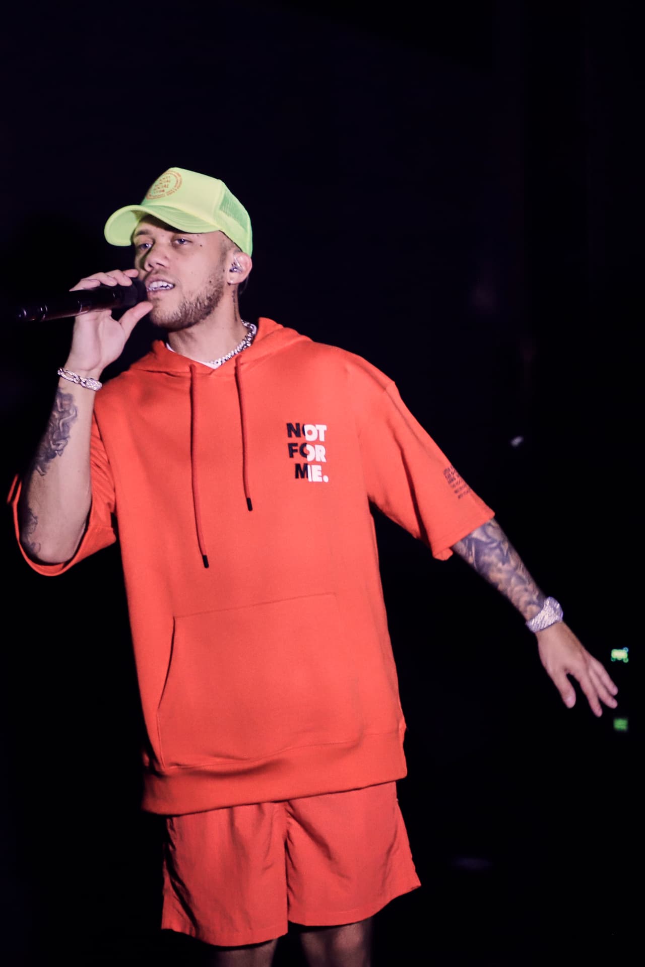 Él estará dando una gran sorpresa musical junto a Jhay Cortez, quien por cierto, también llegó en cómodos shorts.