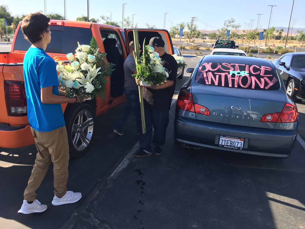 Los vehículos en los que las personas llegaron para el funeral también estaban cubiertos con mensajes en referencia a Anthony.