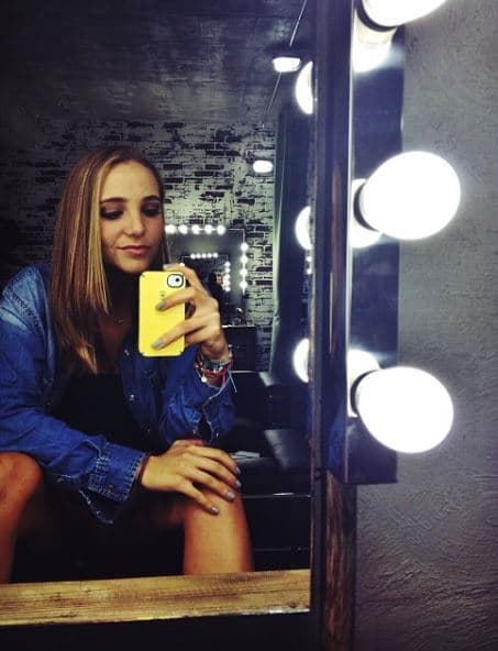 'Le encanta estar detrás de las cámaras, es muy ingeniosa, tiene mucho talento y le auguro un buen futuro', comentó orgullosa la también cantante.