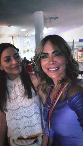 <b><a href="https://www.univision.com/famosos/en-tiempos-dificiles-saca-la-garra-adriana-fonseca-se-vio-en-las-puertas-de-la-muerte-fotos" target="_blank">La actriz Adriana Fonseca</a></b>, una de las amigas más cercanas de Aylín Mujica, también las acompañó. 
<br>