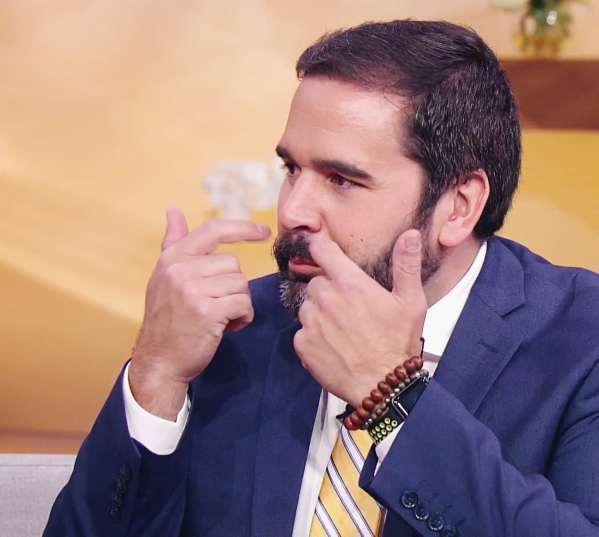 Lo que no nos imaginamos es que Albert, en su pubertad, no quería vellos en su cara, por lo que al ver que se asomaba un bigote fino y suave decidió taparlo con el maquillaje de su mamá.