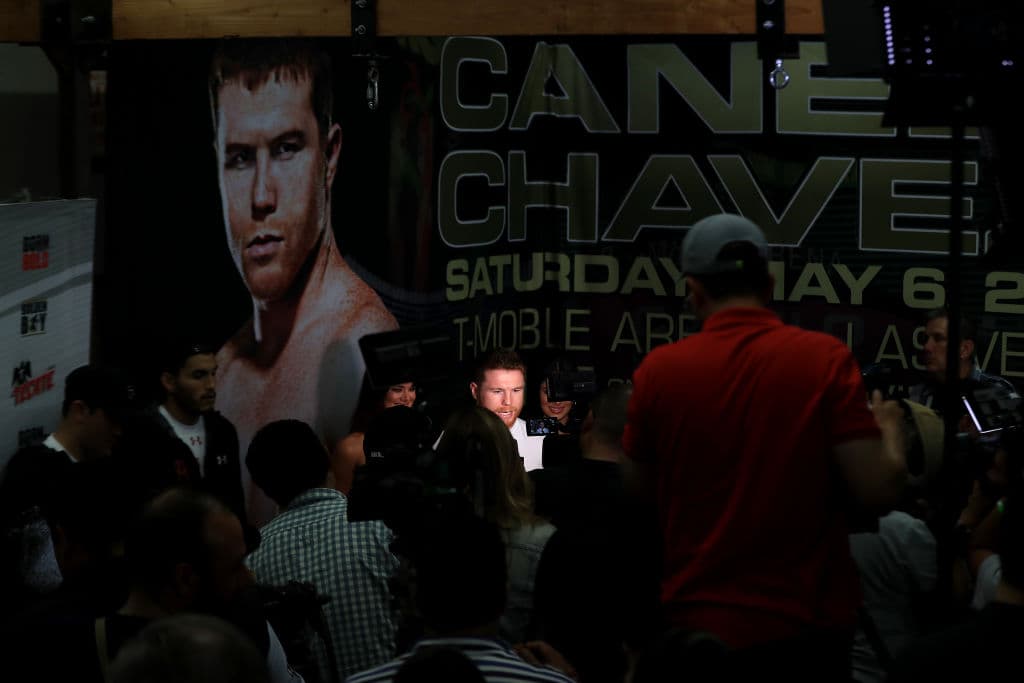 A los 20 años con seis meses, Saúl se coronó por primera vez campeón del mundo. Derrotó al británico Matthew Hatton en decisión unánime y se adjudicó el cinturón superwelter de la WBC. De paso se convirtió en el sexto boxeador mexicano más joven en coronarse campeón del mundo.