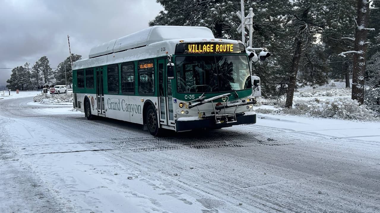 De acuerdo con una publicación del Grand Canyon National Park, la acumulación de nieve fue de alrededor de 2 pulgadas (5 cm), provocando el cierre de SR 64 Desert View Drive y Hermit Road.