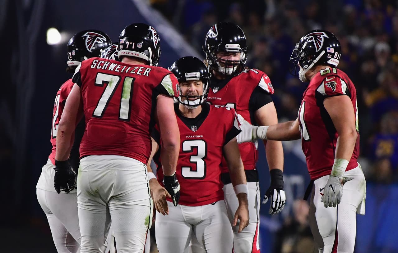 Con gran actuación de Matt Ryan y del pateador Matt Bryant, los Atlanta Falcons vencieron 26 - 13 a Los Angeles Rams para mantenerse con vida en la postemporada de la NFL.